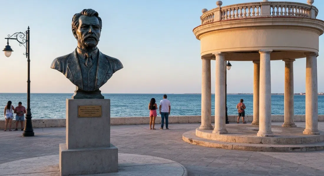 il busto in bronzo di Hemingway sotto una piccola rotonda neoclassica sull'acqua a Cojímar, luce del tardo pomeriggio sul mare oltre