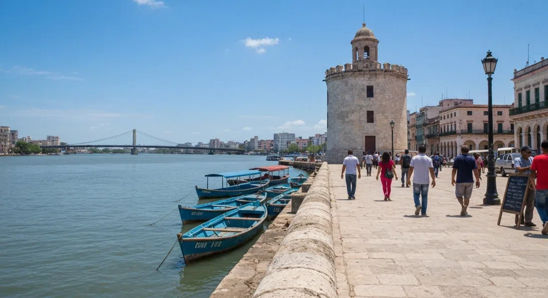 la spianata accanto al Torreón de Cojímar, un bordo sul lungomare segnato dal tempo con skiffs sottostanti e il ponte sul fiume in vista